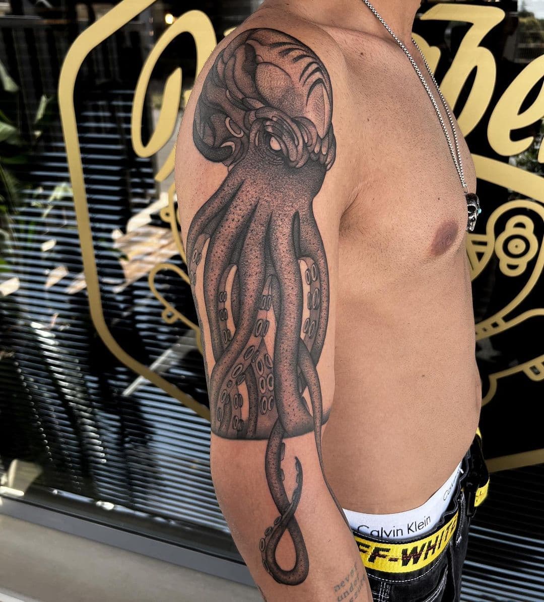 Tatuaggio blackwork Babydrop