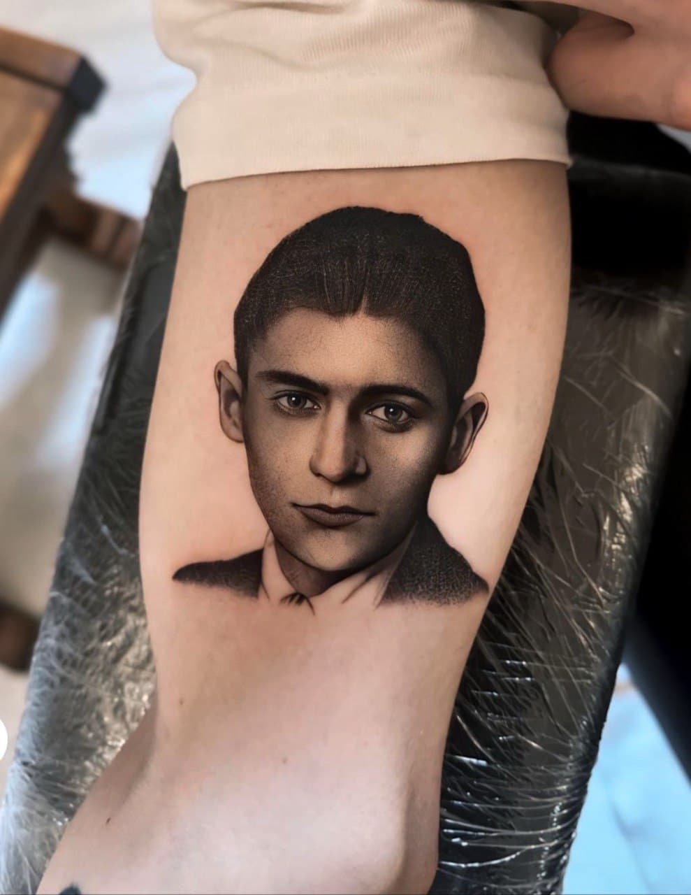 Ritratto realistico blackwork di Franz Kafka Babydrop