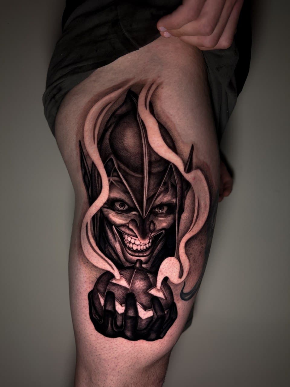 Tatuaggio realistico Green Goblin con bomba zucca fumante Babydrop