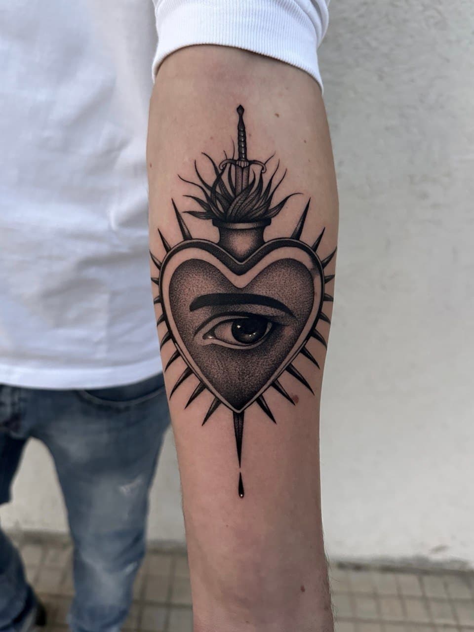 Tatuaggio Sacro Cuore con occhio onniveggente e pugnale Babydrop