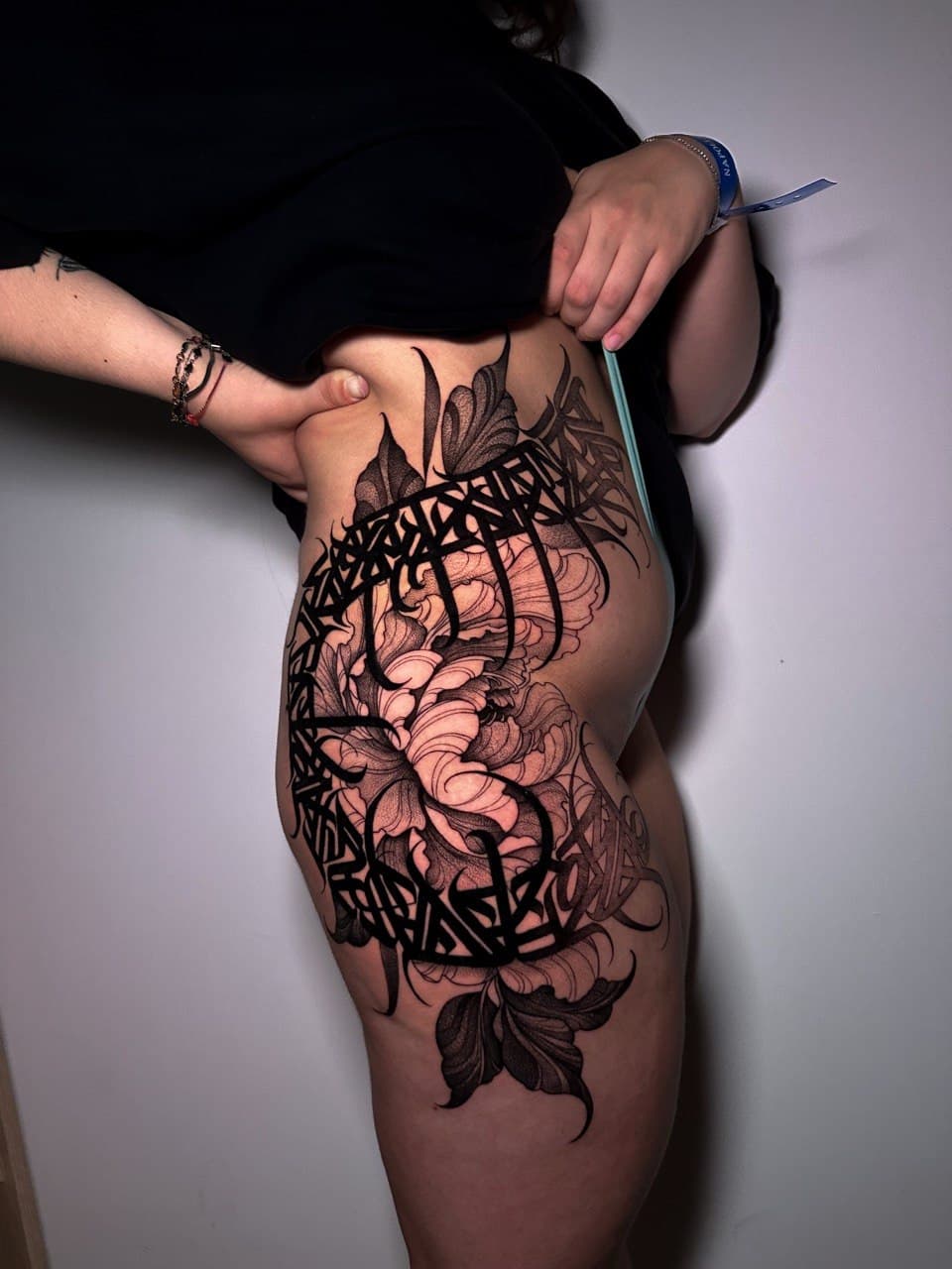 Composizione dark ornamental peonia botanica e calligraffiti gotico Babydrop