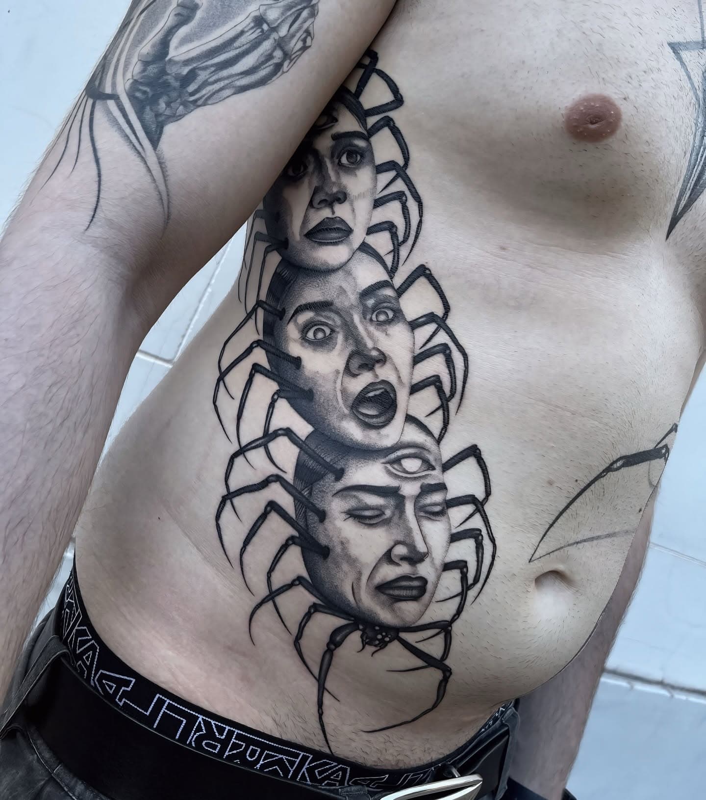 Tatuaggio blackwork Babydrop