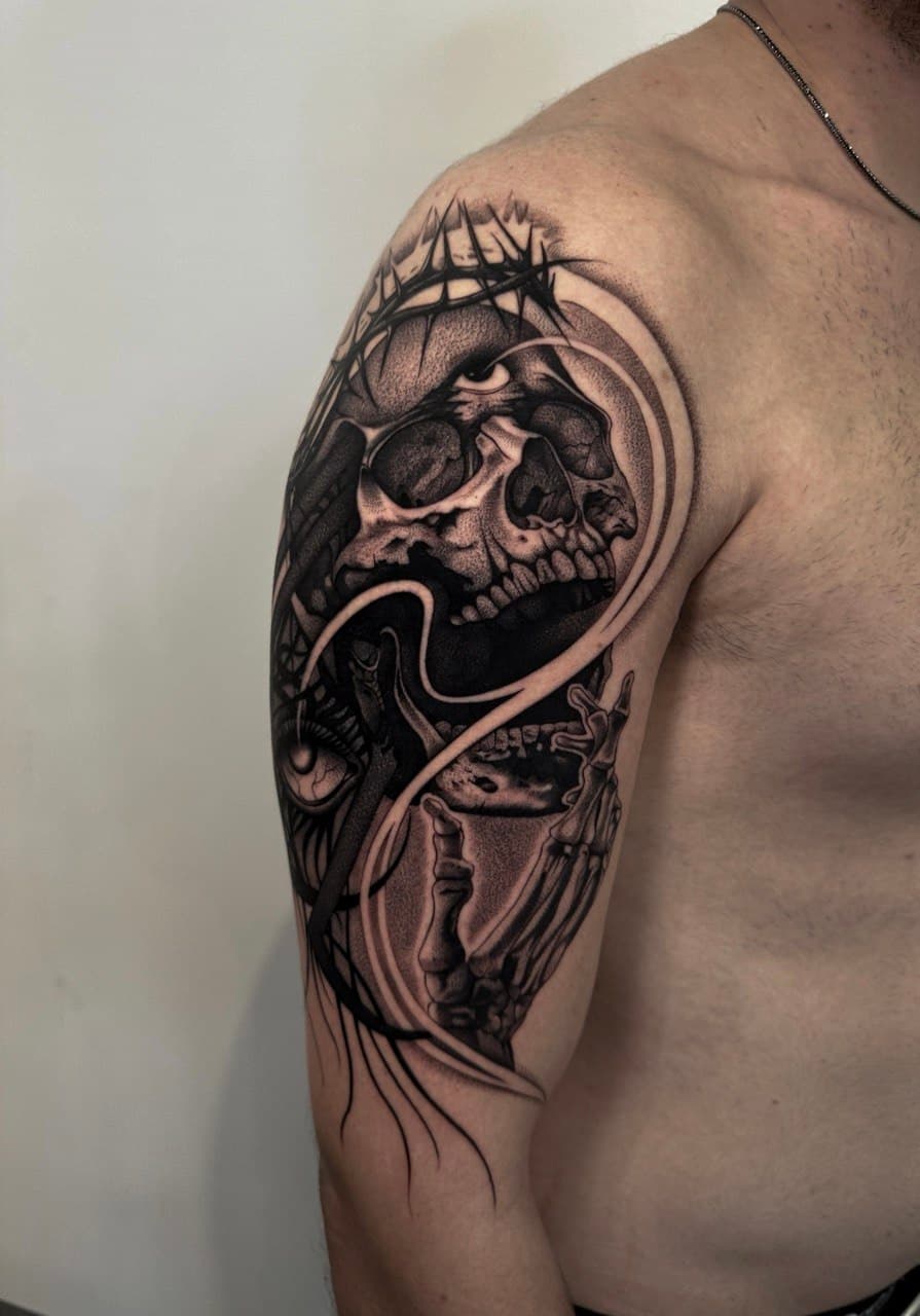 Tatuaggio teschio con corona di spine mano scheletrica e fumo Babydrop