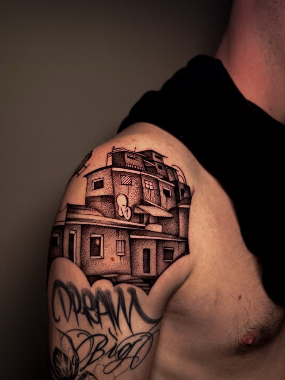 Tatuaggio architettura favela palazzine e lettering Dream Big Babydrop