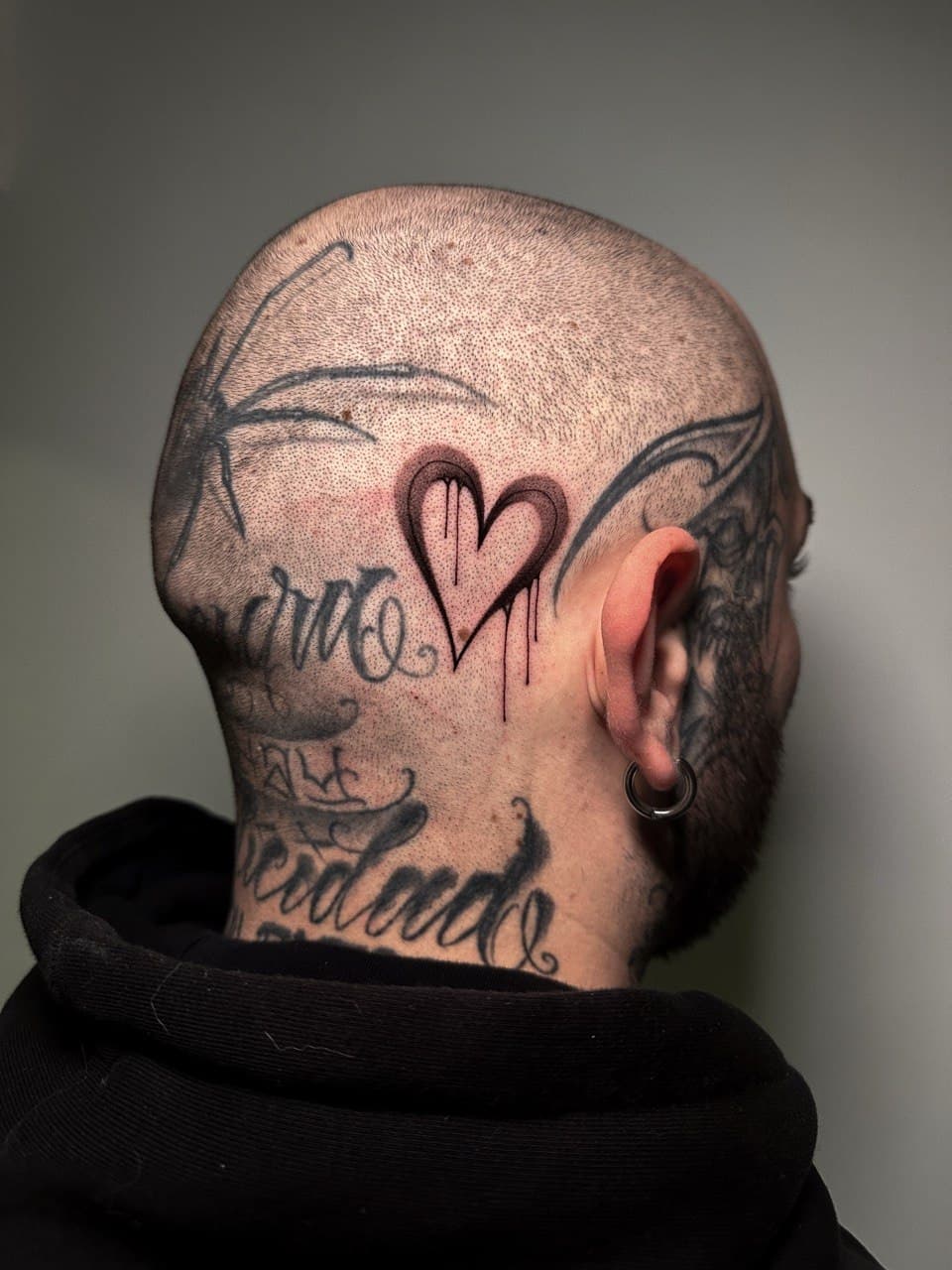 Tatuaggio cuore gocciolante che sanguina sulla nuca Babydrop