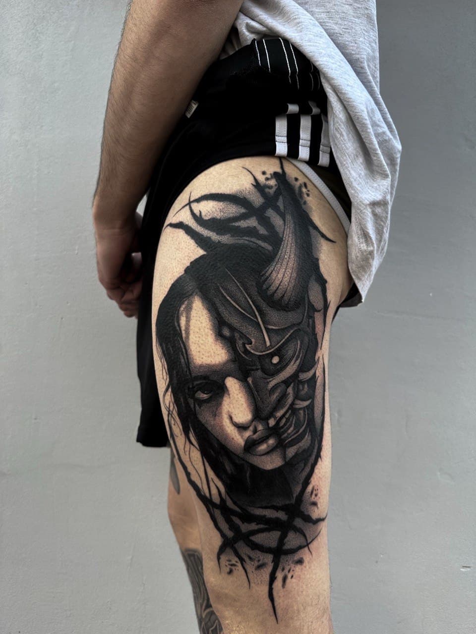 Tatuaggio split face donna e maschera demone Hannya Babydrop