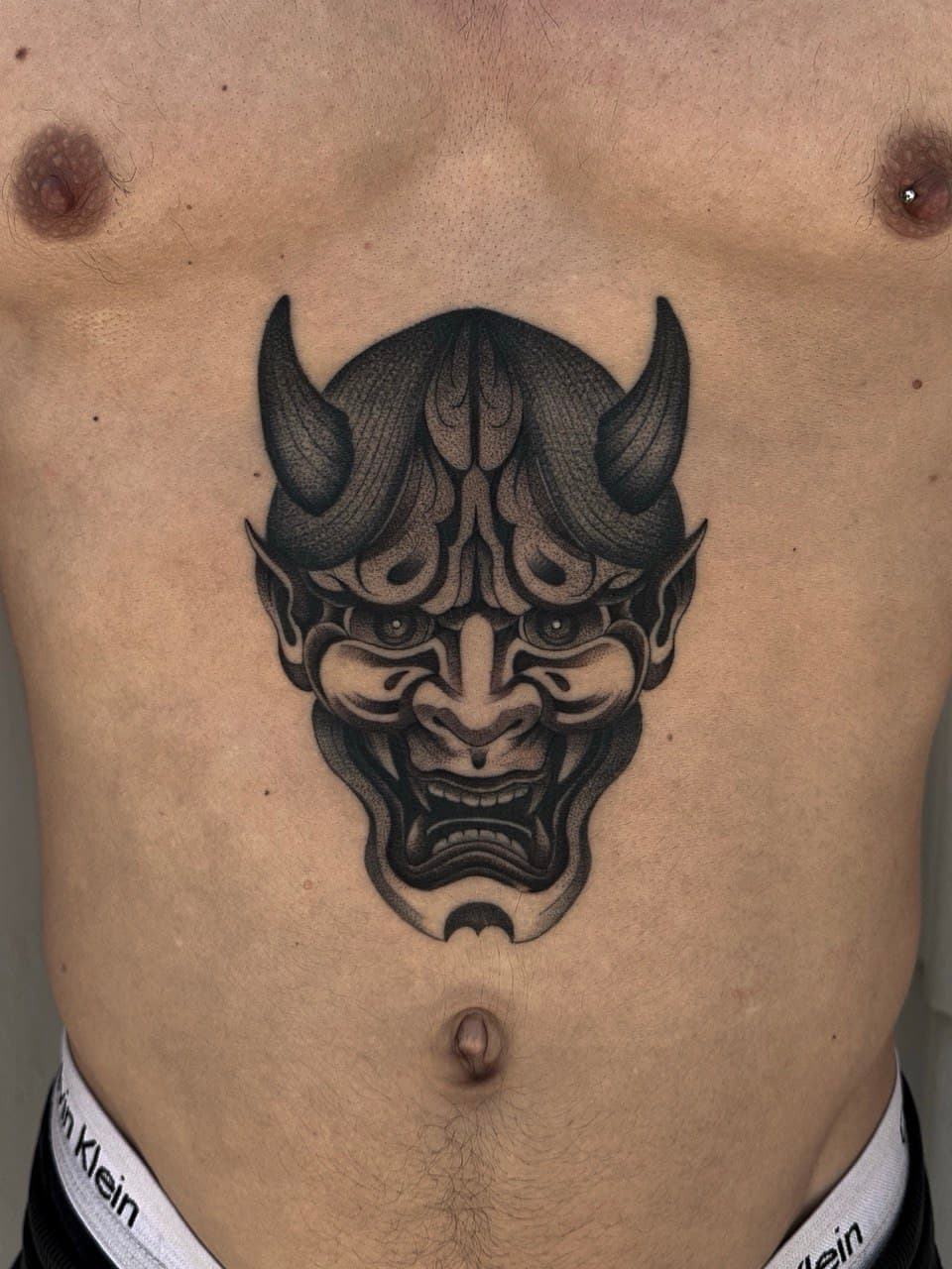 Tatuaggio maschera tradizionale giapponese Hannya su addome Babydrop