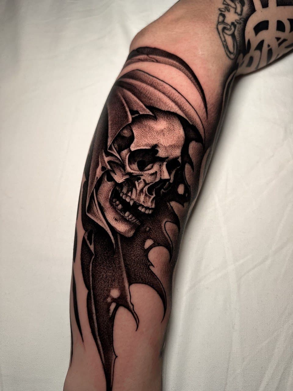 Tatuaggio mietitore teschio incappucciato con mantello strappato Babydrop