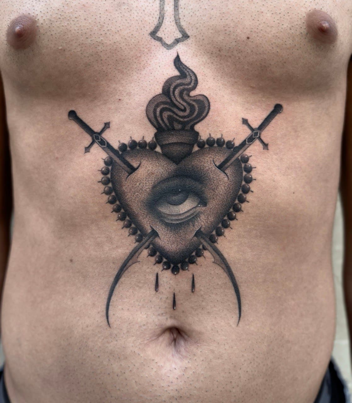 Tatuaggio sacro cuore con torcia ardente perle e due daghe Babydrop