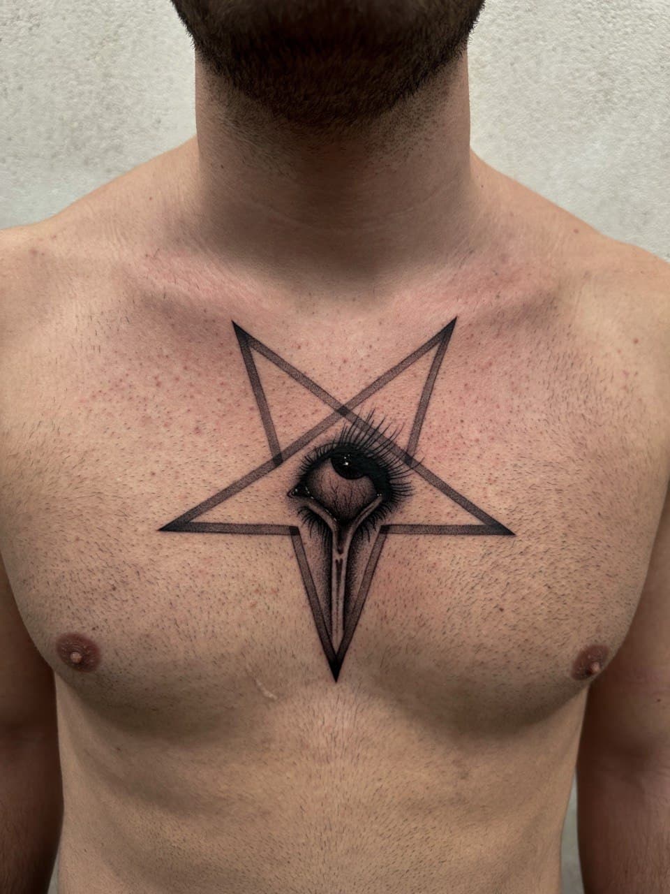 Tatuaggio pentacolo rovesciato con occhio e becco aviario Babydrop