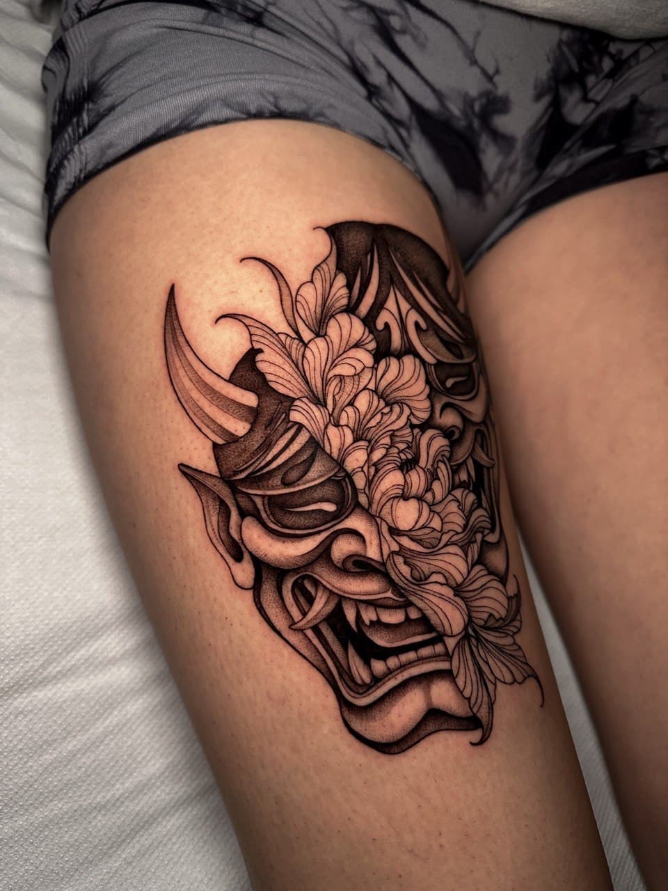 Tatuaggio maschera Hannya con fioritura di crisantemo Babydrop