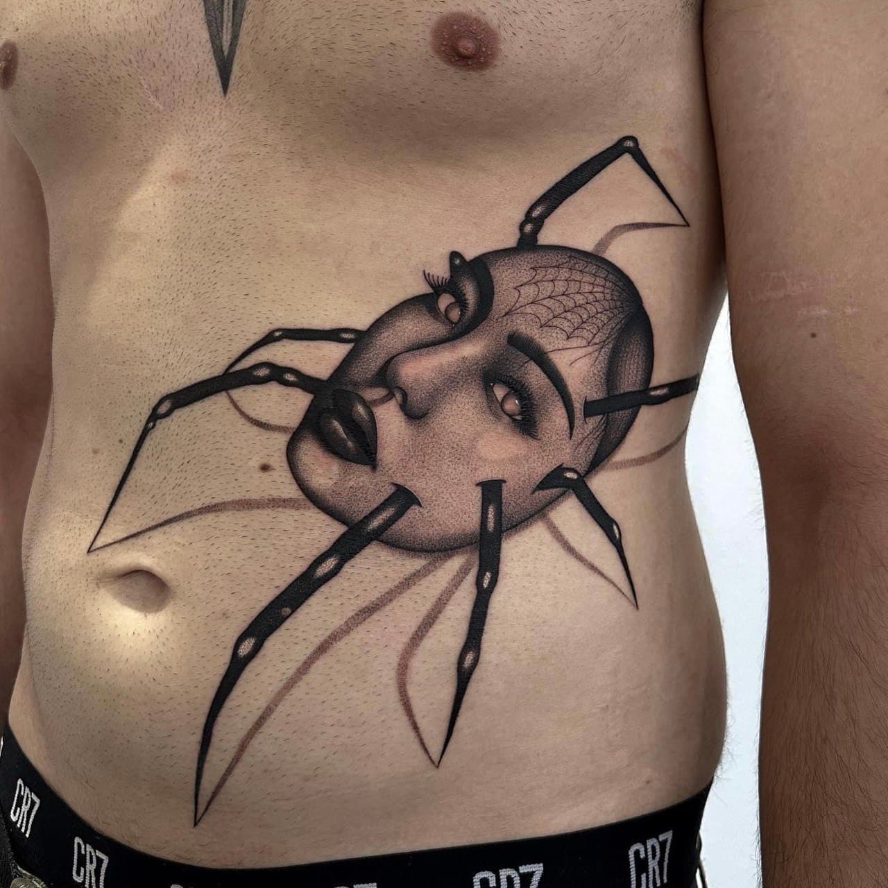 Tatuaggio ibrido donna ragno con ragnatela e zampe aracnidi Babydrop